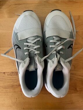 Nike Light Gray & Black Running Shoes
